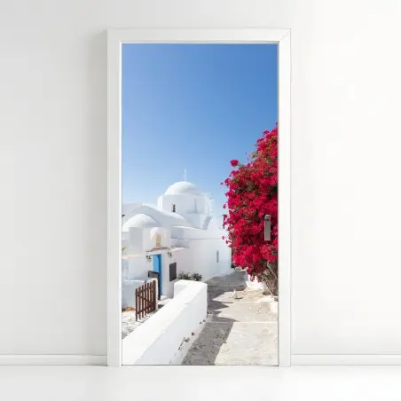 Türaufkleber sonnige gasse auf der insel mit leuchtender buganvillea – Pixers®