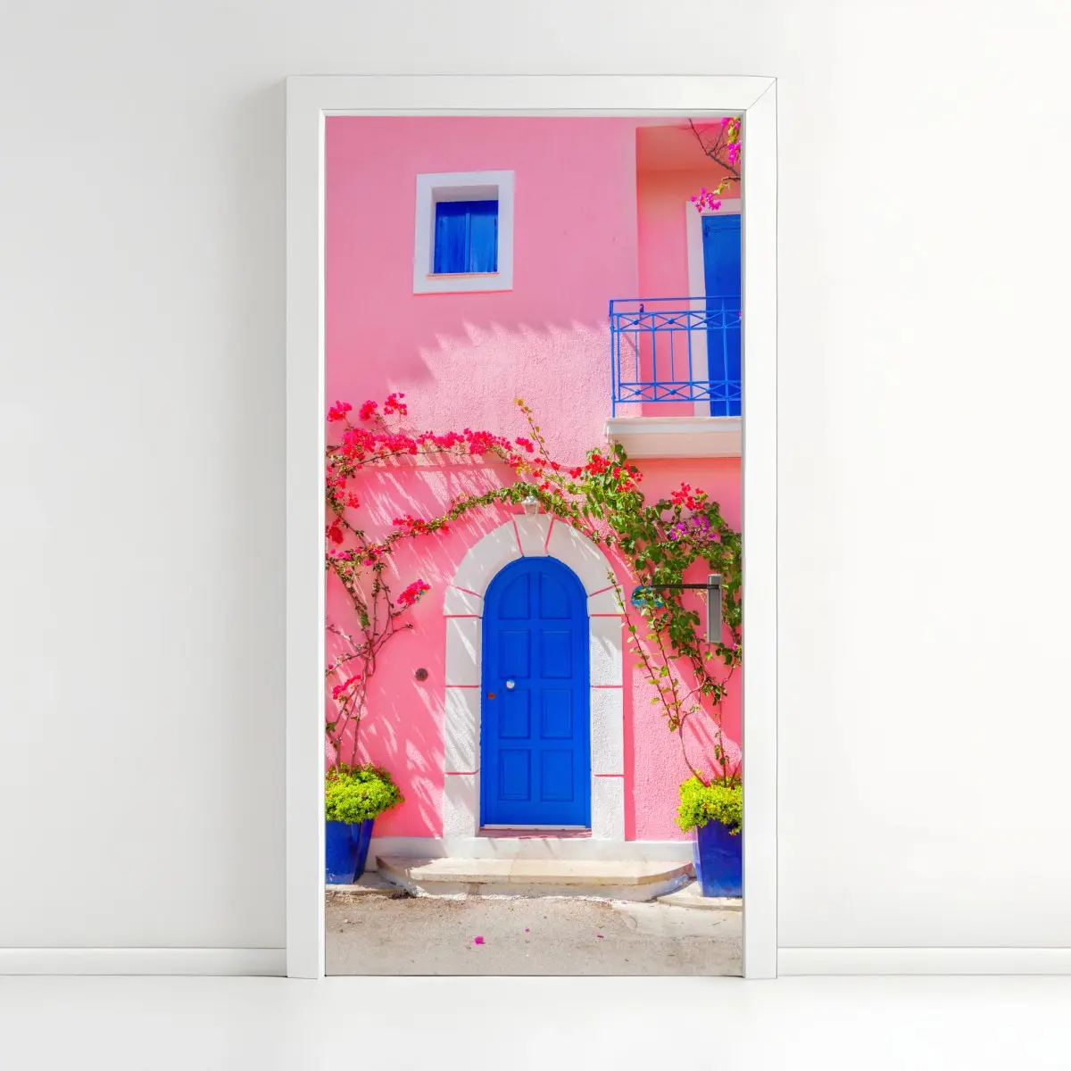 Türaufkleber leuchtende rosa fassade mit blauer tür – Pixers®