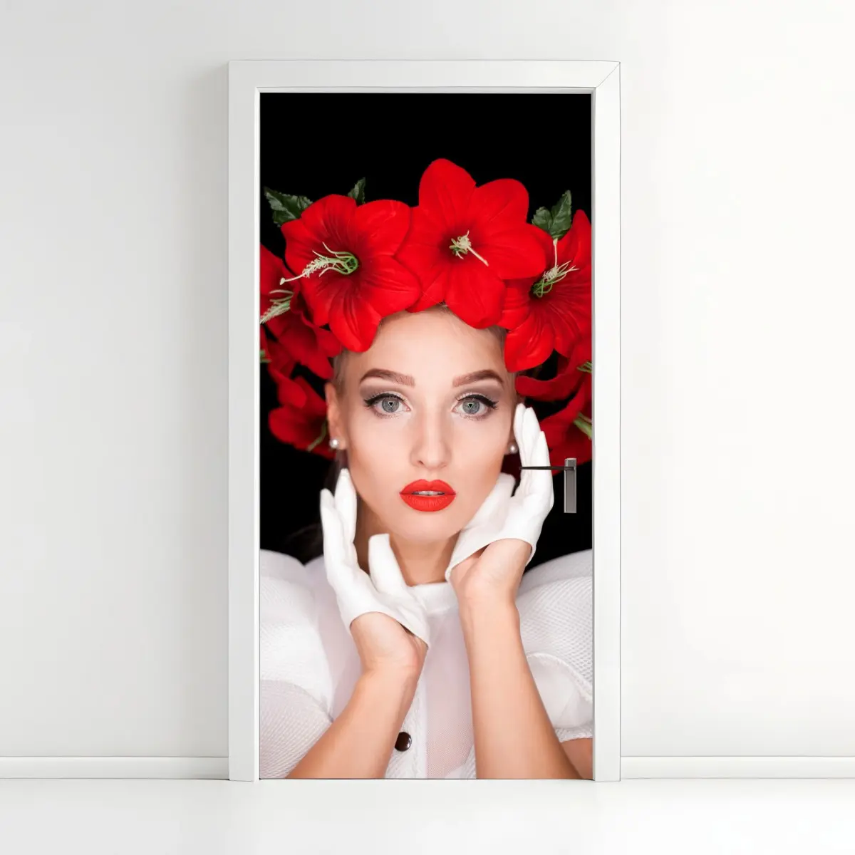 Türaufkleber elegantes porträt mit rotem blumenkranz – Pixers®