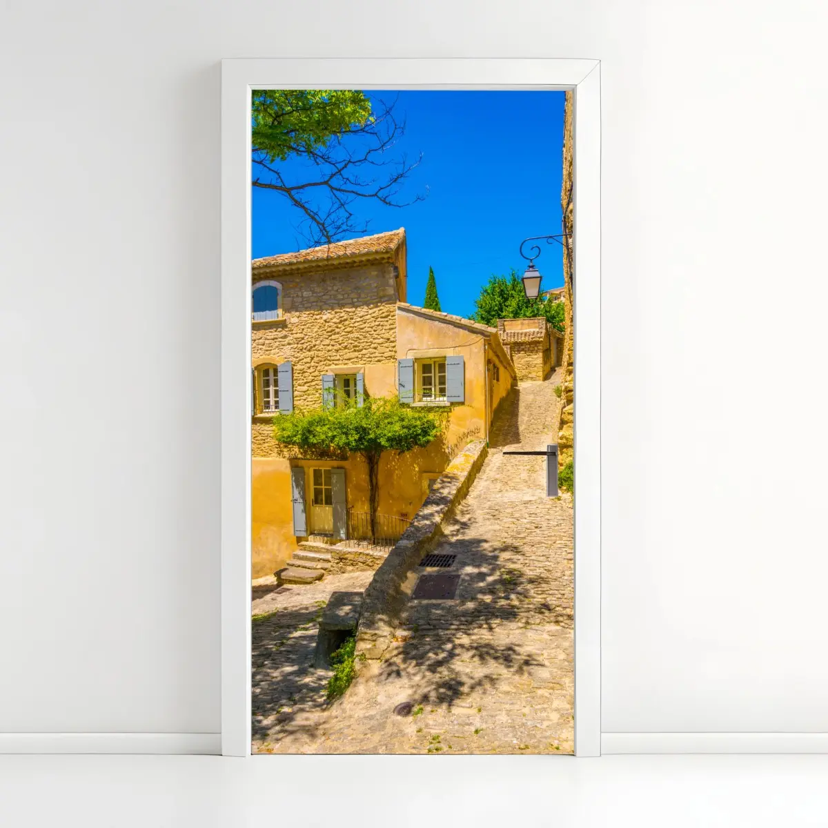 Türaufkleber sonnige kopfsteinpflastergasse – Pixers®