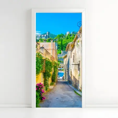 Türaufkleber sonnenbeschienene gasse in einem mediterranen dorf – Pixers®