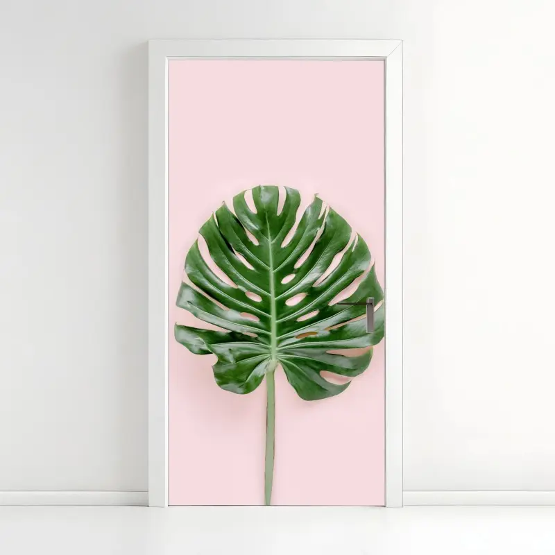 Türaufkleber monstera-blatt auf pastell-rosa hintergrund
