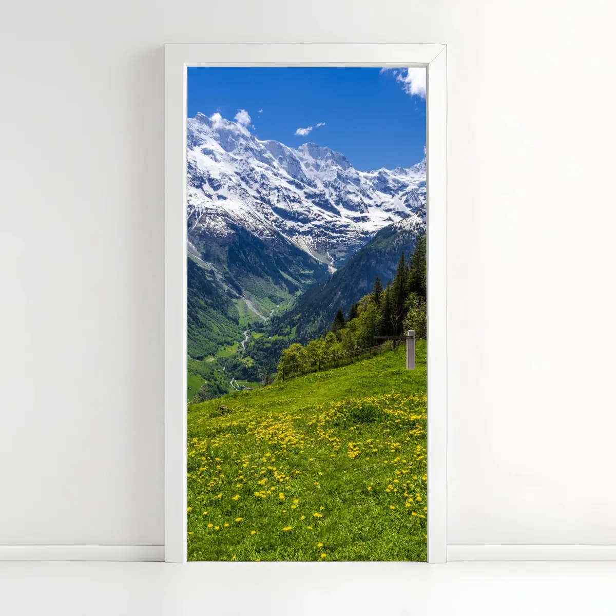 Türaufkleber alpwiese im frühling vor schneebedeckten gipfeln – Pixers®