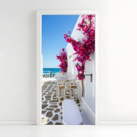 Türaufkleber sonnige mediterrane gasse mit bougainvillea – Pixers®