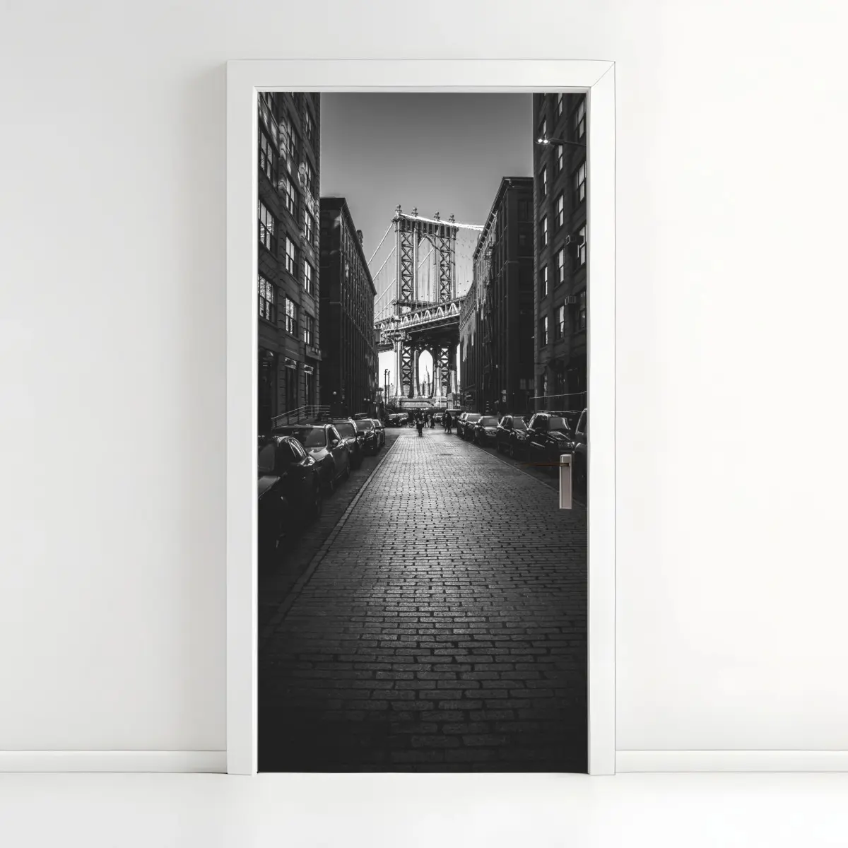 Türaufkleber Manhattan Bridge im rahmen einer gepflasterten straße – Pixers®