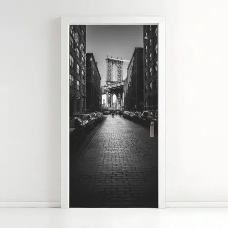 Türaufkleber Manhattan Bridge im rahmen einer gepflasterten straße – Pixers®