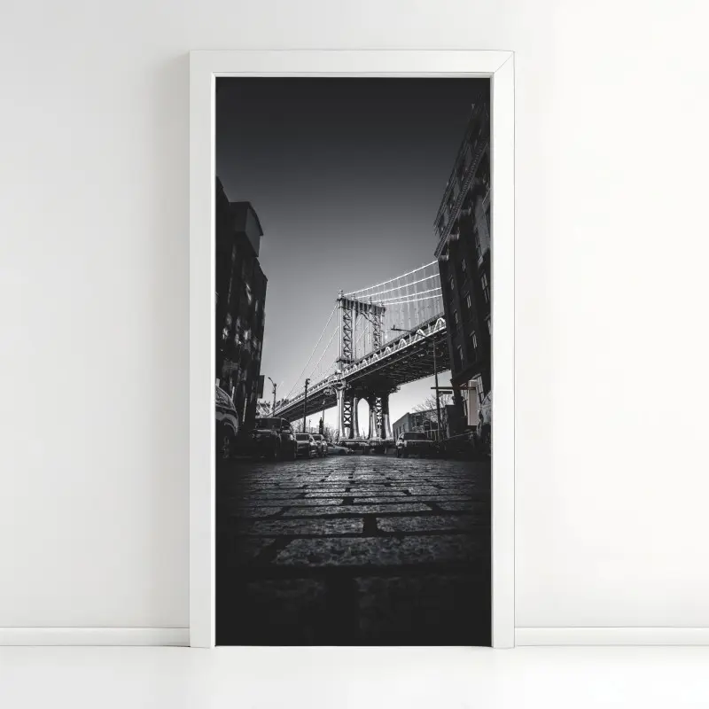 Türaufkleber Manhattan brücke perspektive über kopfsteinpflaster