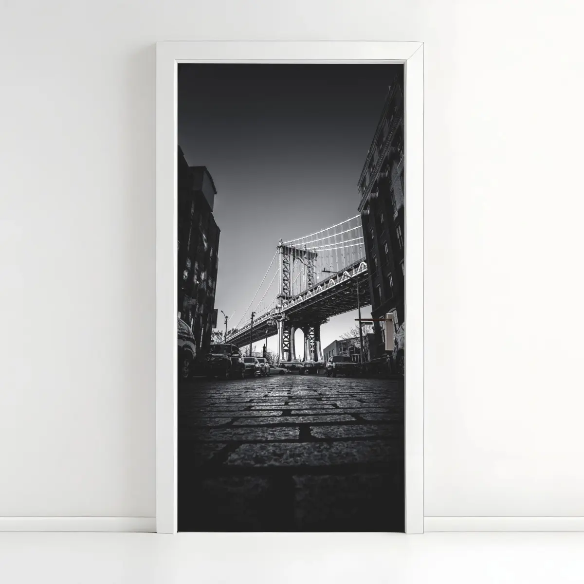 Türaufkleber Manhattan brücke perspektive über kopfsteinpflaster – Pixers®