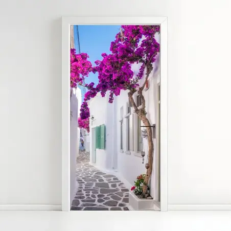 Türaufkleber sonnige mediterrane gasse mit bougainvillea – Pixers®