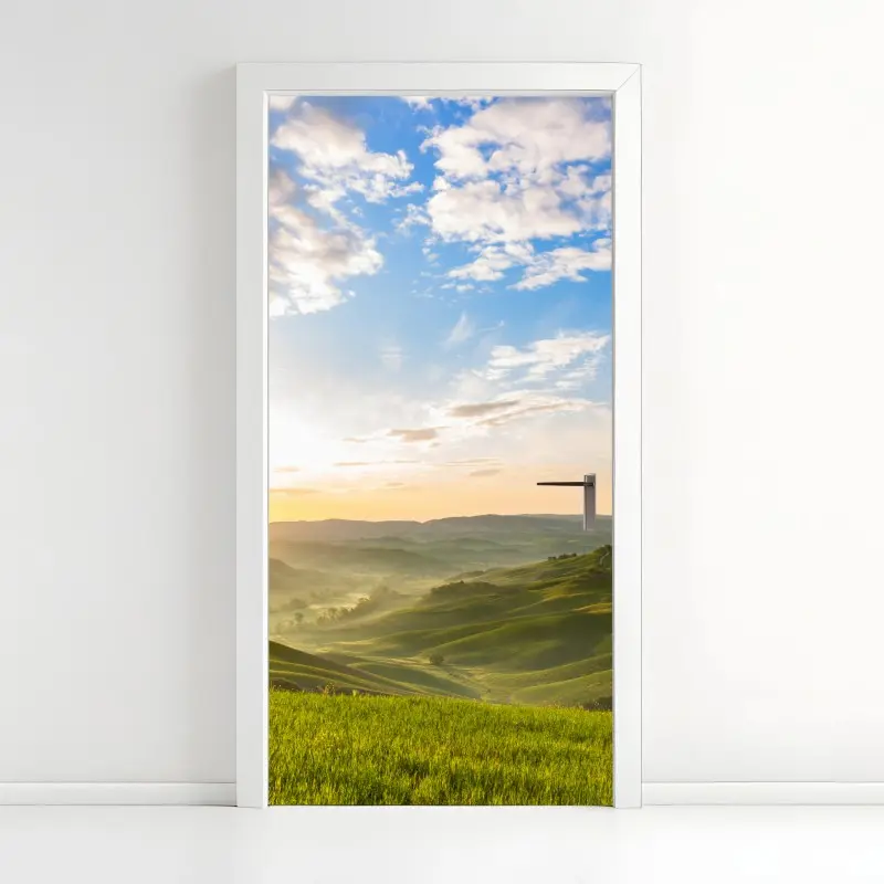 Türaufkleber sonnenaufgang über nebligen hügeln