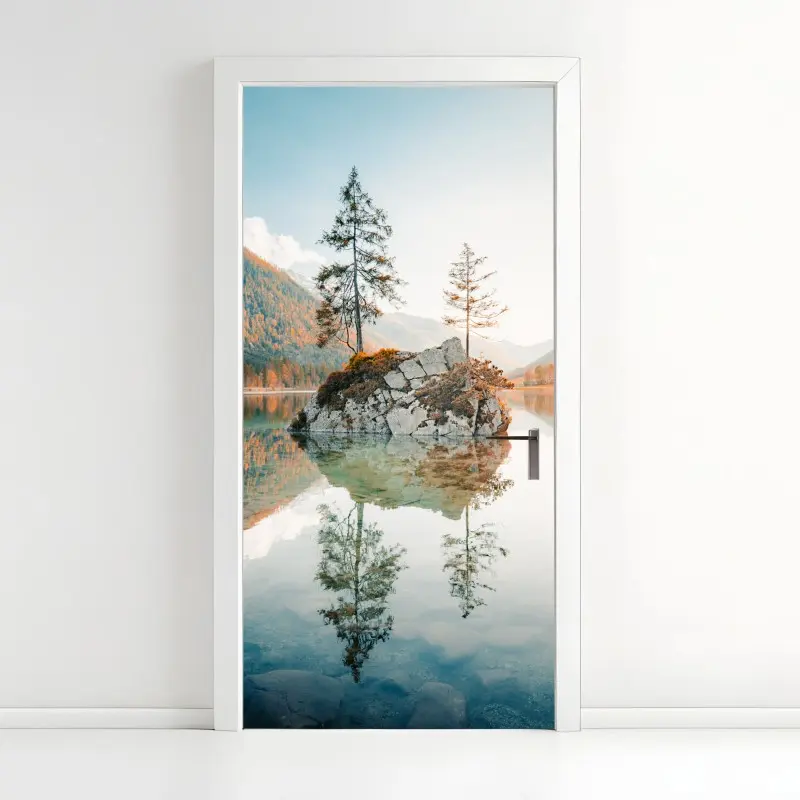 Türaufkleber sonnenbeleuchtete felsinsel am Hintersee