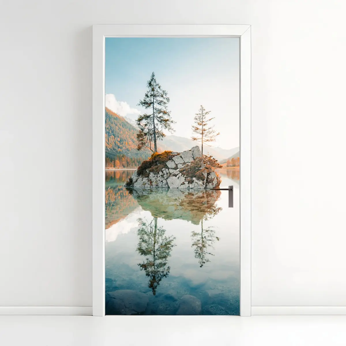 Türaufkleber sonnenbeleuchtete felsinsel am Hintersee – Pixers®