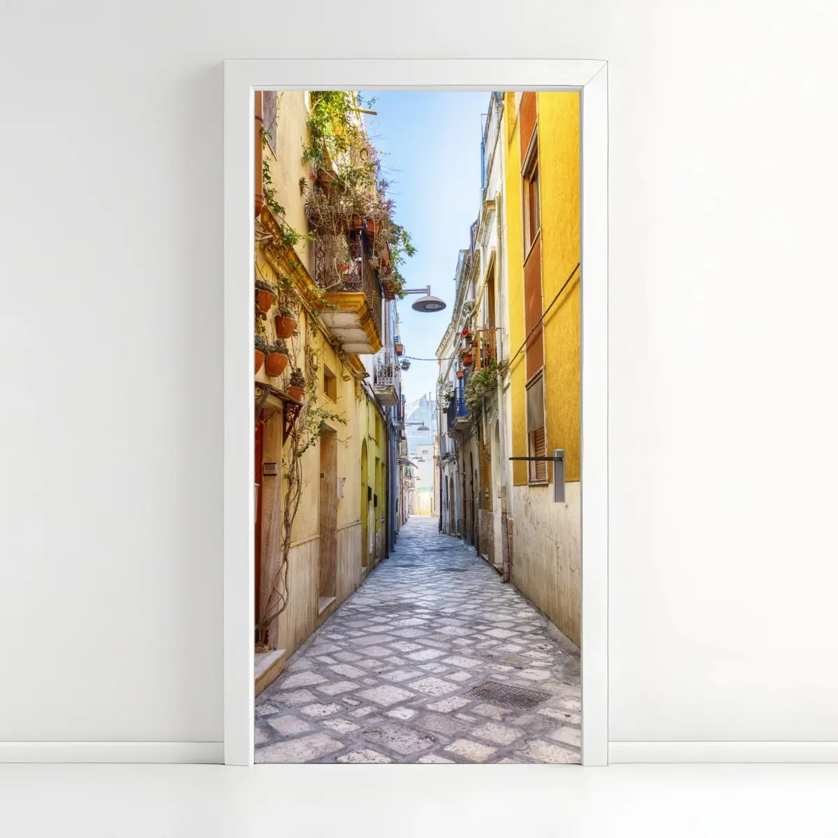 Türaufkleber sonnige gasse in Brindisi – Pixers®