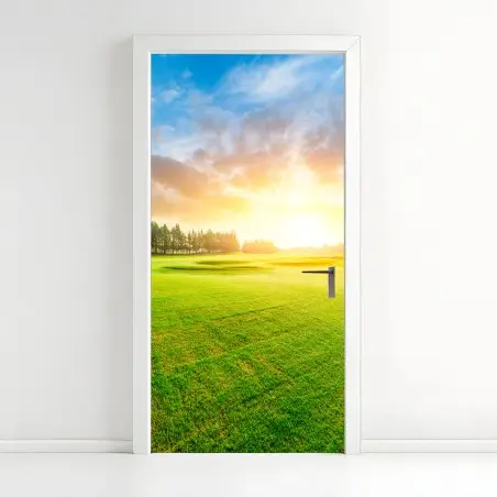 Türaufkleber sonnenbeschienene wiese und wald bei sonnenaufgang – Pixers®