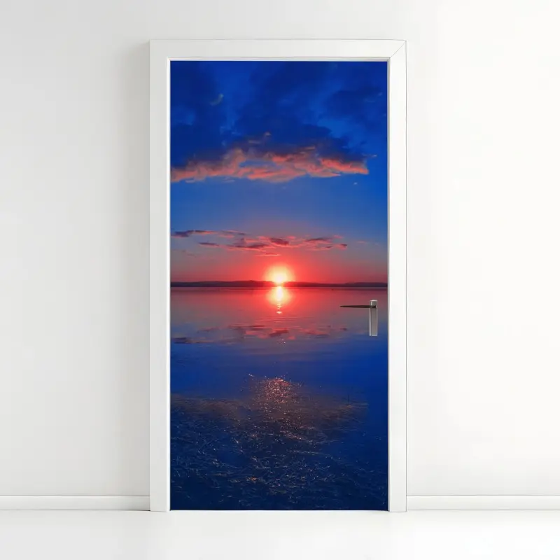 Türaufkleber sonnenuntergang über ruhigem meer mit lebendiger spiegelung