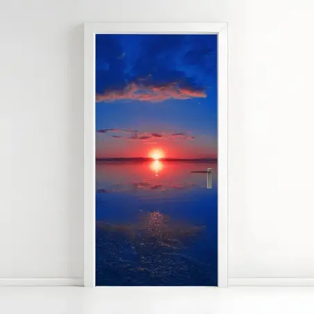Türaufkleber sonnenuntergang über ruhigem meer mit lebendiger spiegelung – Pixers®