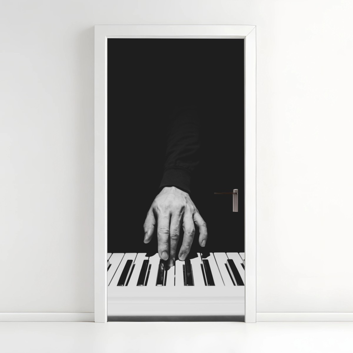 Türaufkleber monochromes nahaufnahme einer hand am klavier – Pixers®