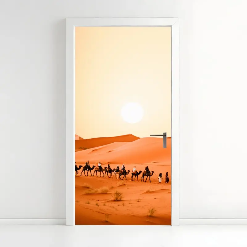 Türaufkleber karawane von kamelen in der wüste bei sonnenuntergang