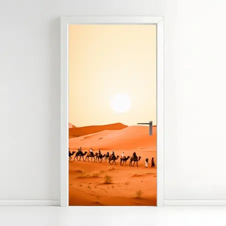 Türaufkleber karawane von kamelen in der wüste bei sonnenuntergang – Pixers®