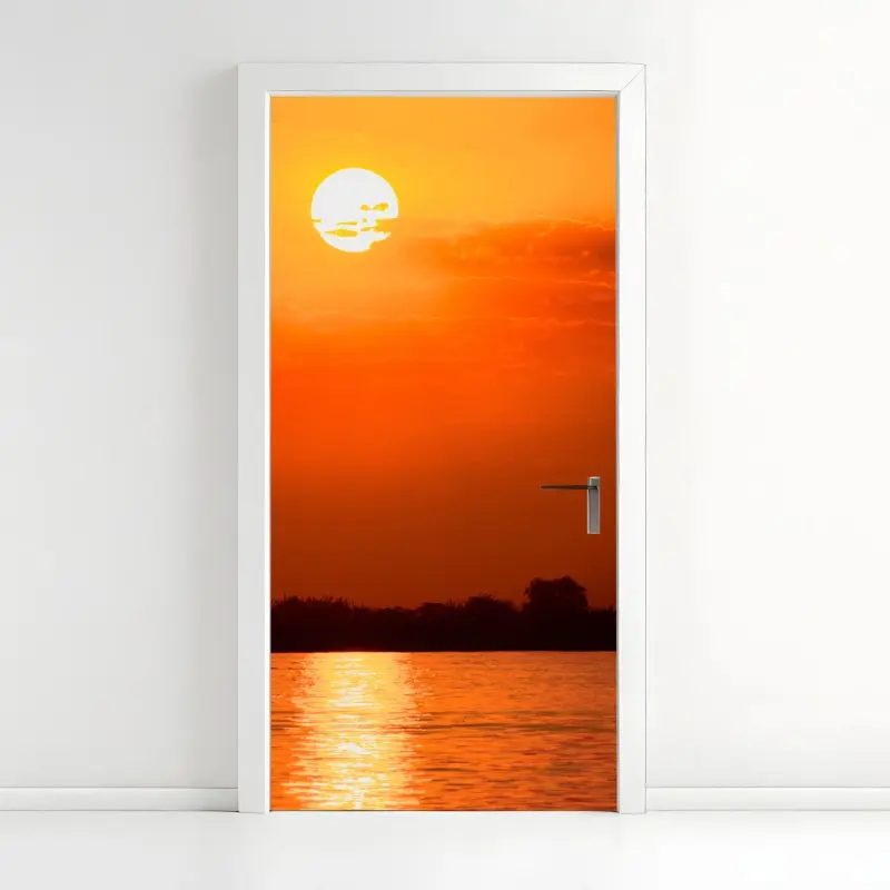 Türaufkleber goldener sonnenuntergang über ruhigem see