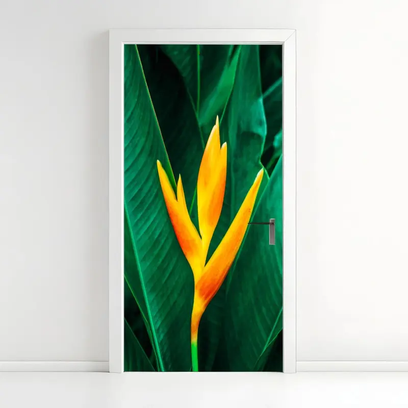 Türaufkleber leuchtende tropische heliconia vor satten grünen blättern