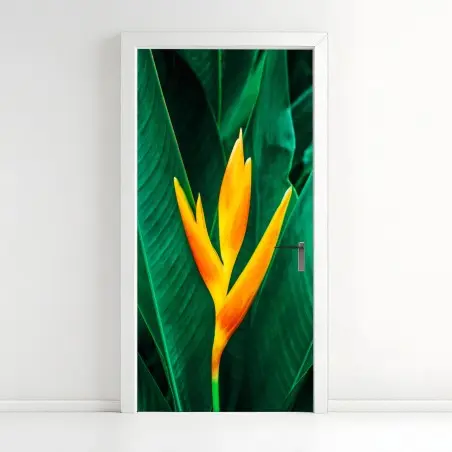 Türaufkleber leuchtende tropische heliconia vor satten grünen blättern – Pixers®