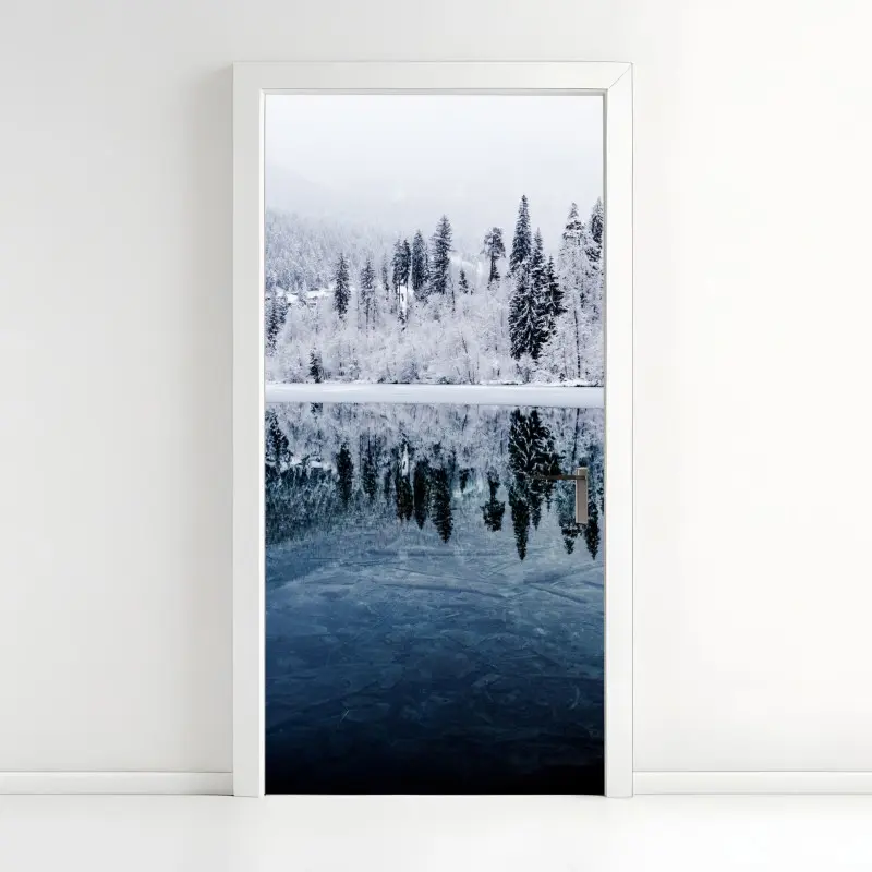 Türaufkleber winterlicher see mit spiegelung im verschneiten wald