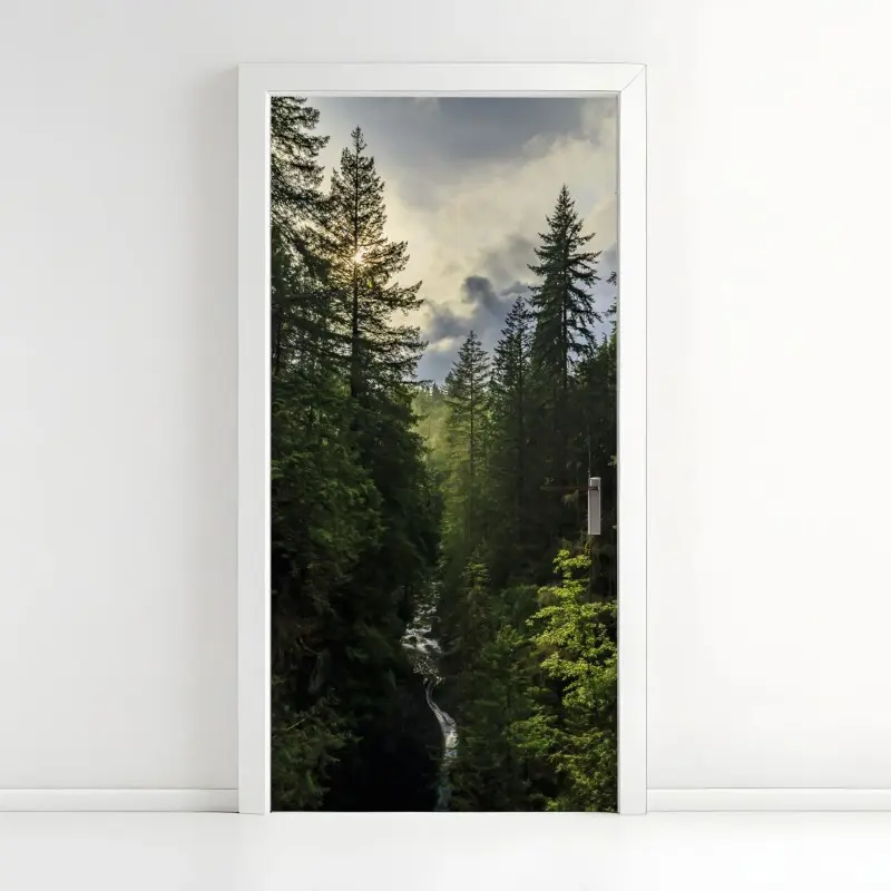Türaufkleber nebliger immergrüner wald mit wasserfall