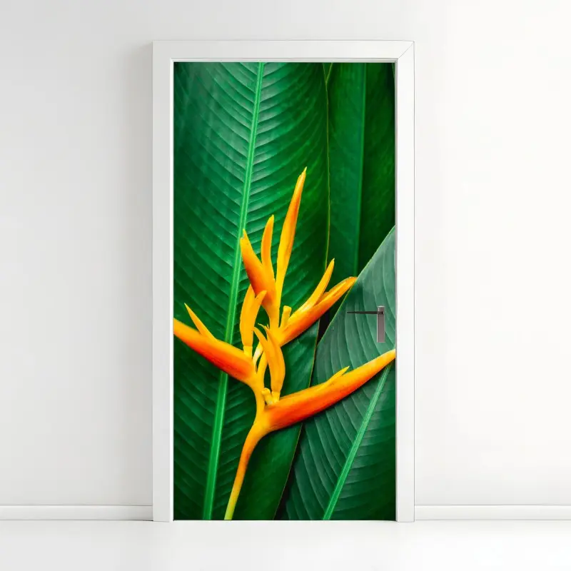 Türaufkleber leuchtende heliconia vor grünen blättern