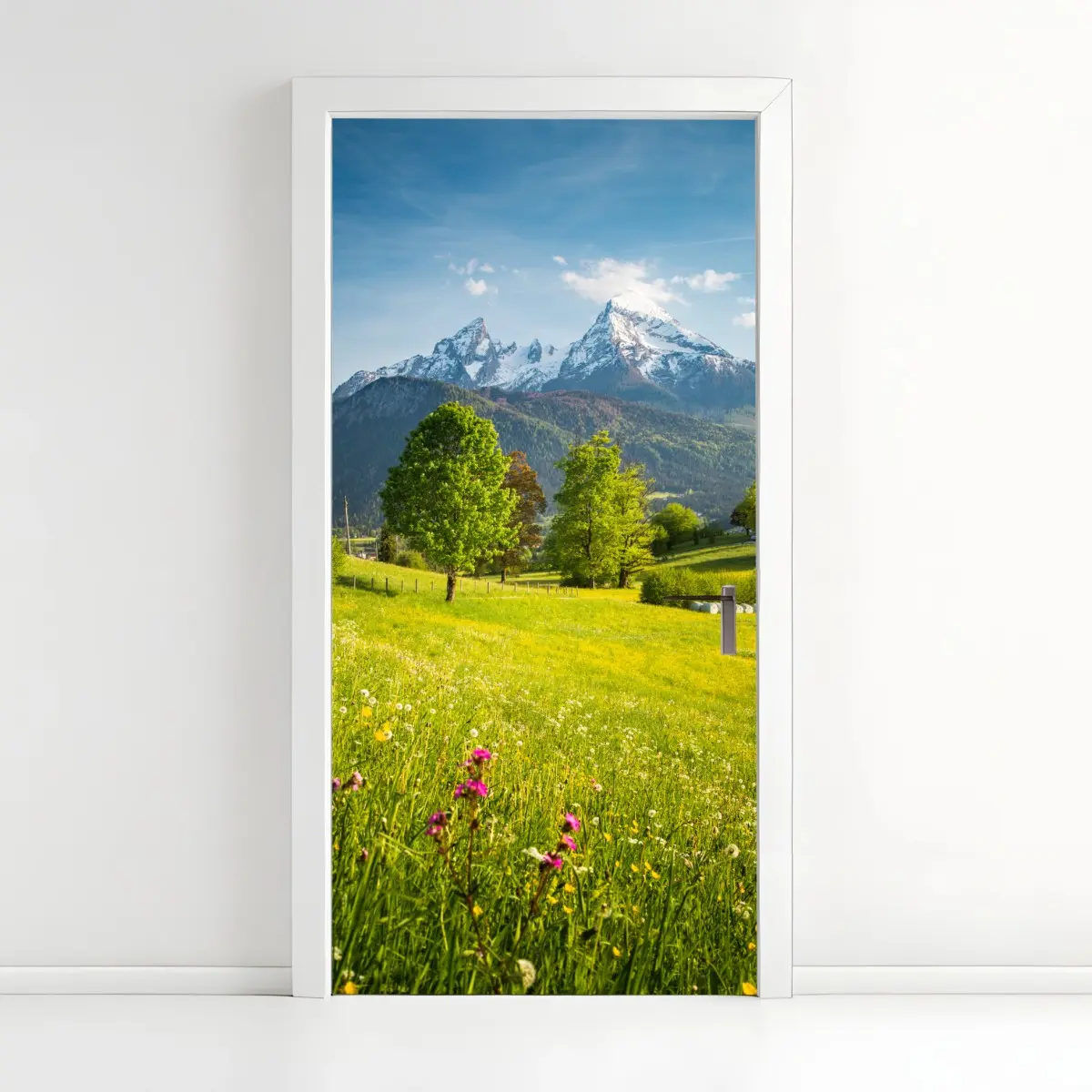 Türaufkleber alpine frühlingswiese unter schneebedeckten gipfeln – Pixers®