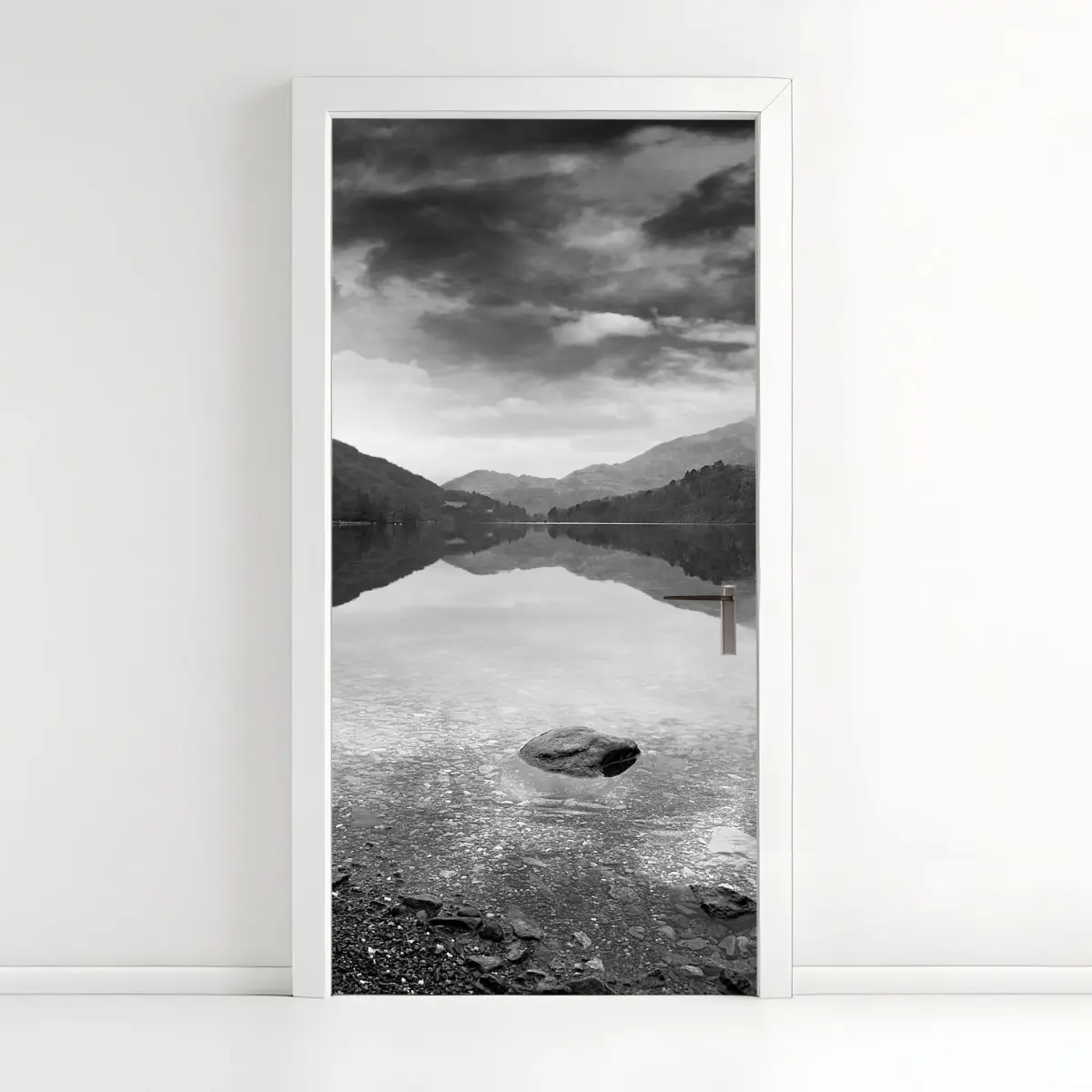 Türaufkleber ruhiger bergsee mit spiegelung – Pixers®