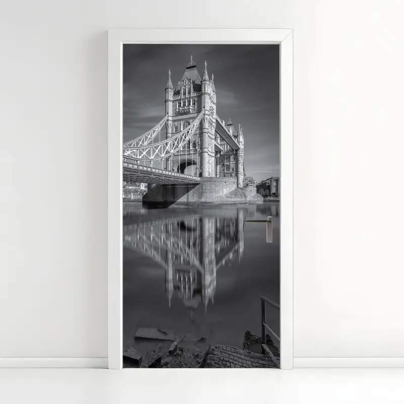 Türaufkleber Tower Bridge reflektiert in schwarzweiß