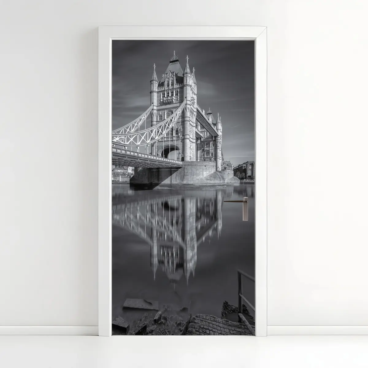 Türaufkleber Tower Bridge reflektiert in schwarzweiß – Pixers®