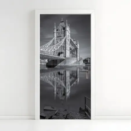 Türaufkleber Tower Bridge reflektiert in schwarzweiß – Pixers®