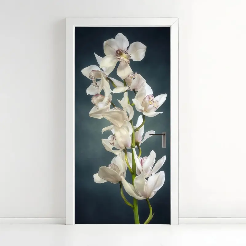 Türaufkleber zarte weiße orchideen vor gedämpftem hintergrund