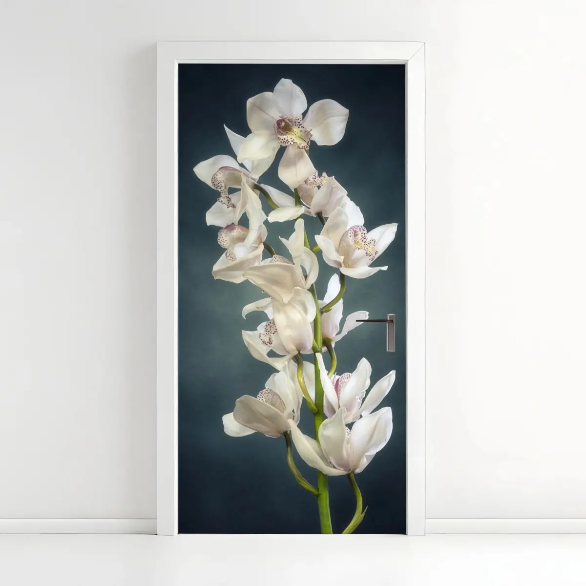Türaufkleber zarte weiße orchideen vor gedämpftem hintergrund – Pixers®