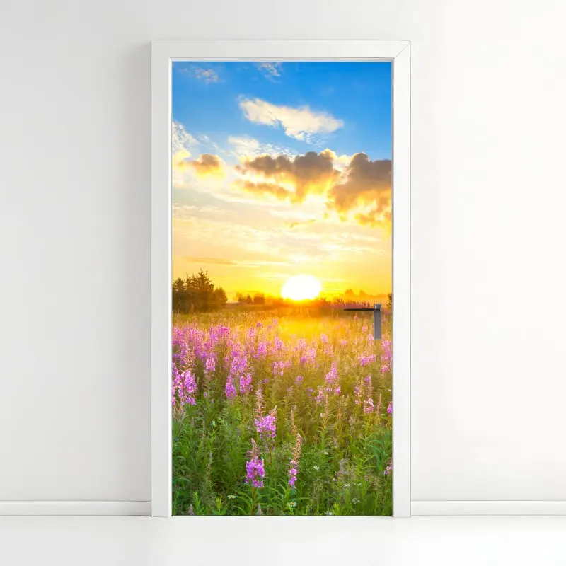 Türaufkleber sonnenaufgang über violetter wildblumenwiese