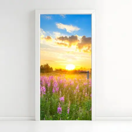 Türaufkleber sonnenaufgang über violetter wildblumenwiese – Pixers®