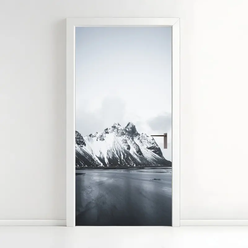 Türaufkleber ruhige schneebedeckte berglandschaft am meer
