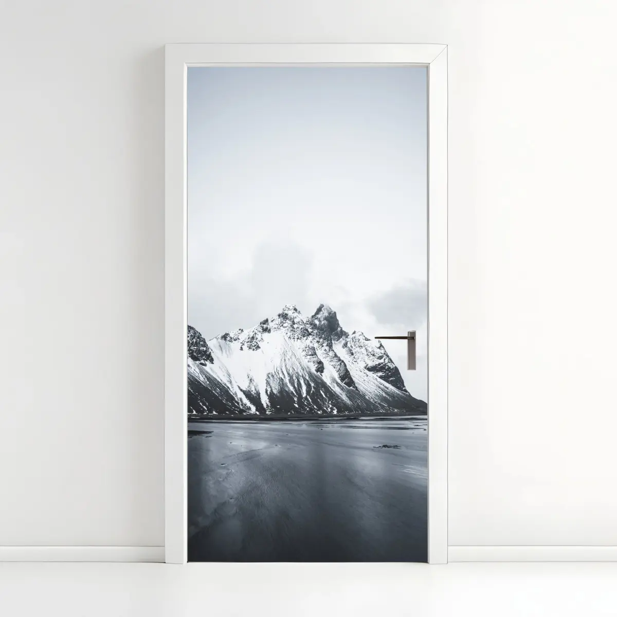Türaufkleber ruhige schneebedeckte berglandschaft am meer – Pixers®