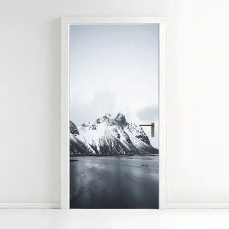 Türaufkleber ruhige schneebedeckte berglandschaft am meer – Pixers®