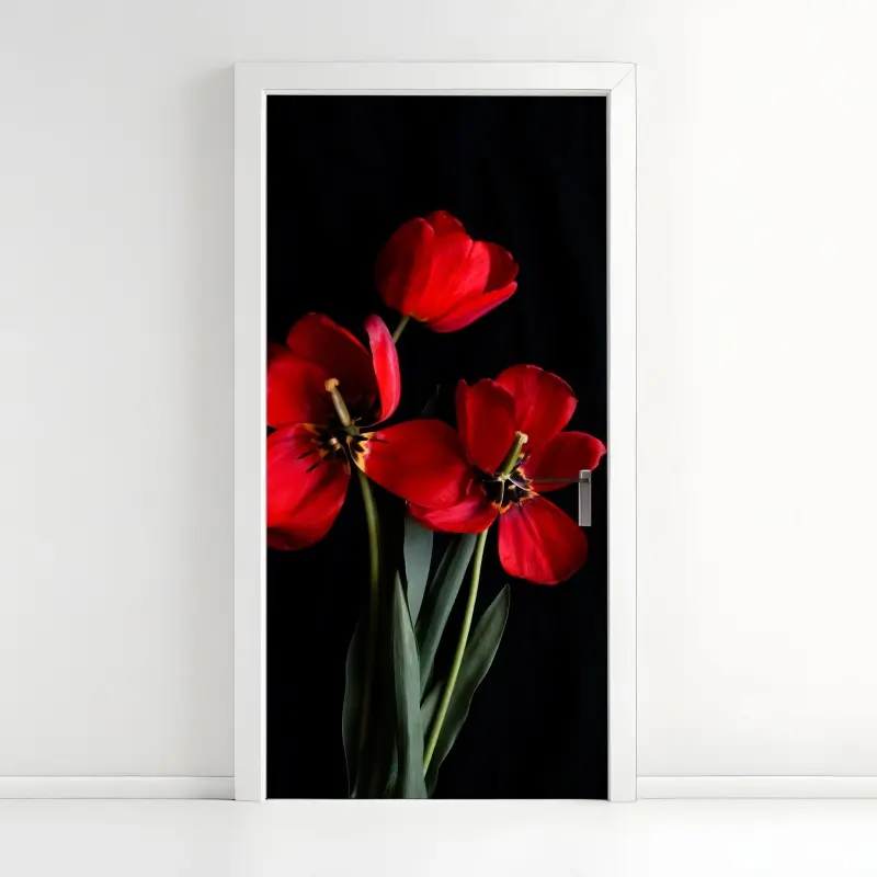 Türaufkleber drei rote tulpen vor schwarzem hintergrund