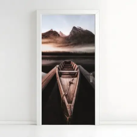 Türaufkleber nebliges boot am bergsee – Pixers®