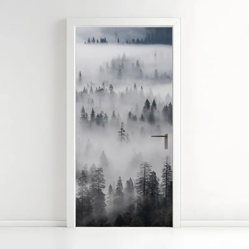 Türaufkleber nebeliger kiefernwald