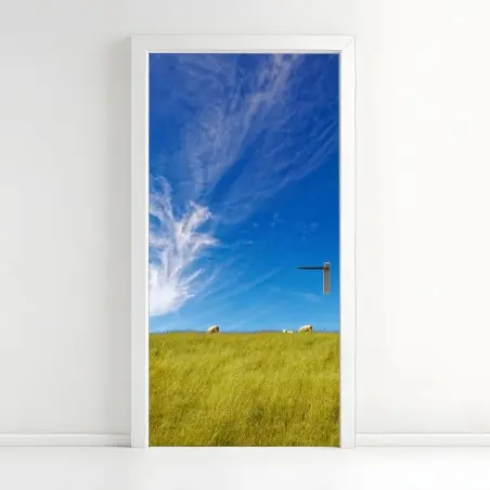 Türaufkleber ruhige wiese unter blauem himmel – Pixers®