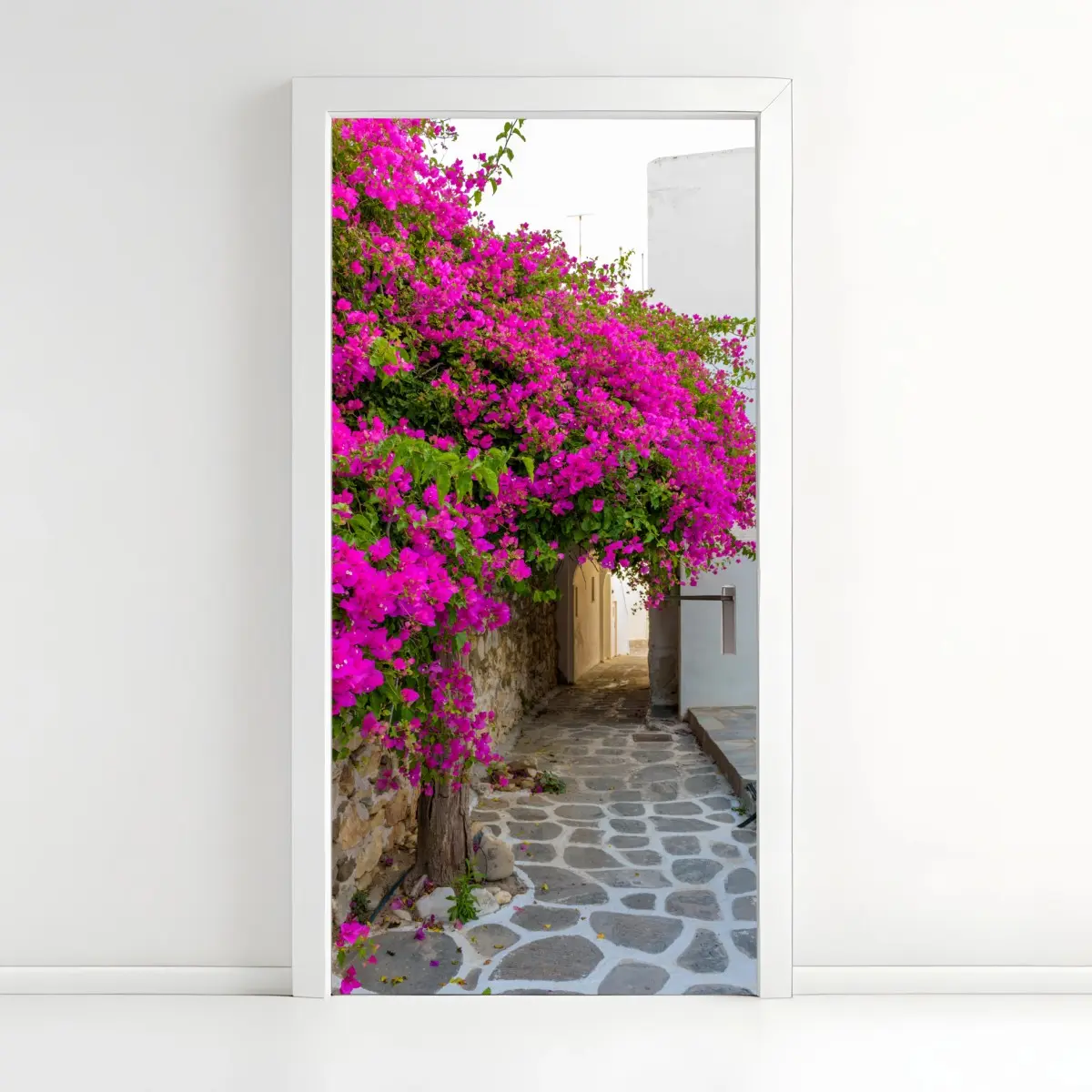 Türaufkleber blühende bougainvillea in Naousa gasse – Pixers®