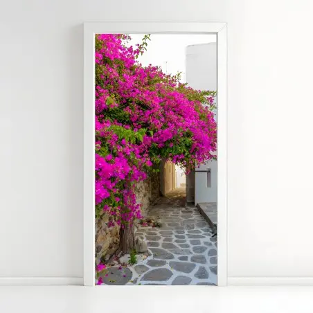 Türaufkleber blühende bougainvillea in Naousa gasse – Pixers®