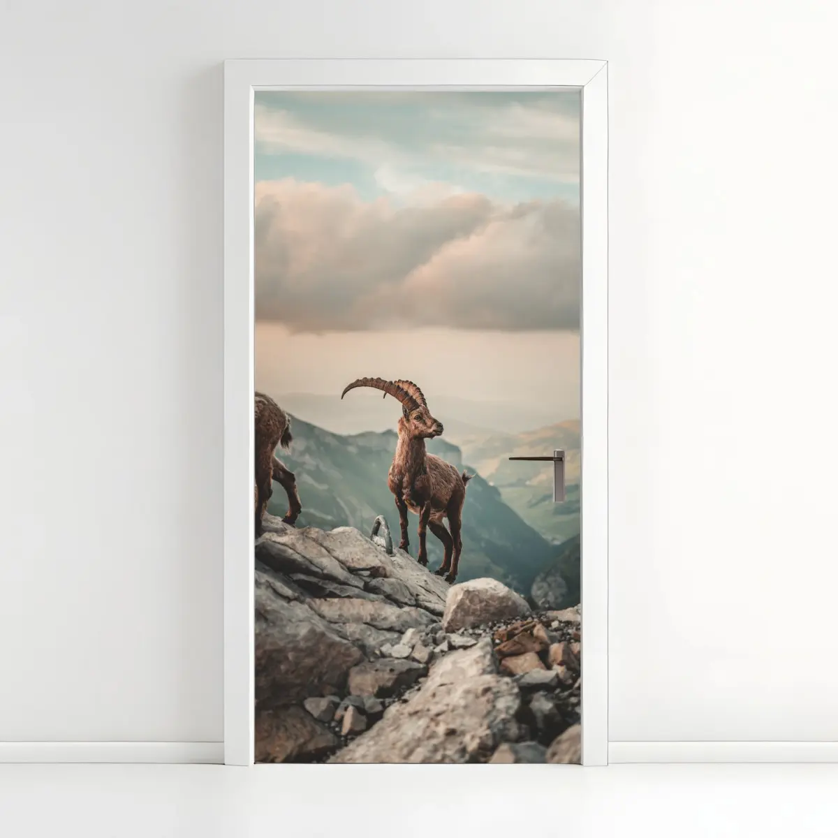 Türaufkleber alpensteinbock auf felsigem kamm – Pixers®
