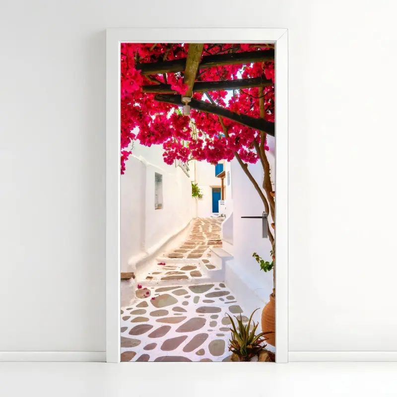 Türaufkleber sonnige gasse in Griechenland mit bougainvillea