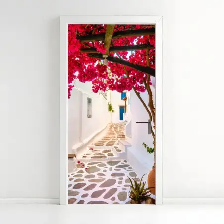 Türaufkleber sonnige gasse in Griechenland mit bougainvillea – Pixers®